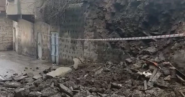 Siverek te duvar çöktü: 2 çocuk saniyelerle kurtuldu Şanlıurfa Haberleri