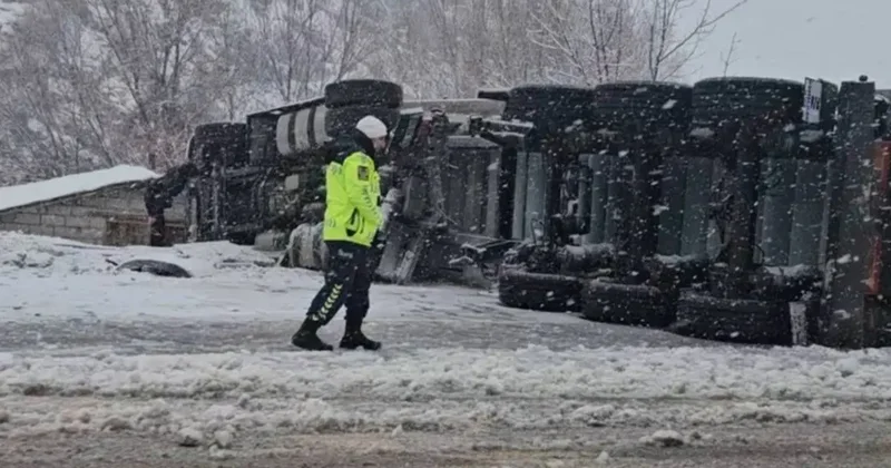 Bingöl’de tır devrildi: 1 yaralı