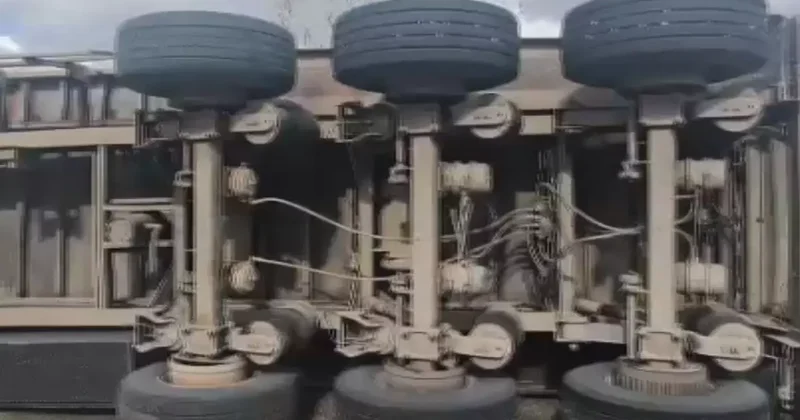 Kontrolden çıkan TIR devrildi