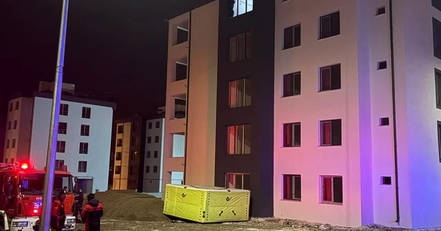 İnşaatın çatısına çıkan şahsı polis ikna etti Kayseri Haberleri