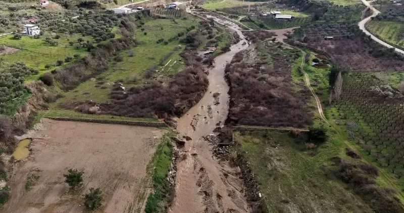 Manisa da etkili olan sağanak nedeniyle taşkın kontrol ve dere ıslah tesisi yıkıldı Gündem Haberleri