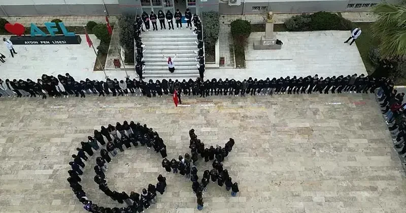 Aydın da öğrenciler, bedenleriyle Türk bayrağı figürü oluşturdu