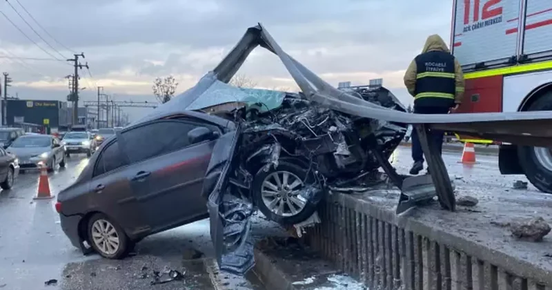 Kocaeli de korkunç kaza! 25 metre bariyerleri koparan araç asılı kaldı