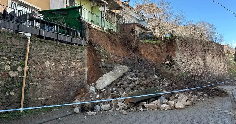 Uşak’ta yağış sonrası istinat duvarı çöktü, toprak kayması yaşandı: 3 ev tahliye edildi