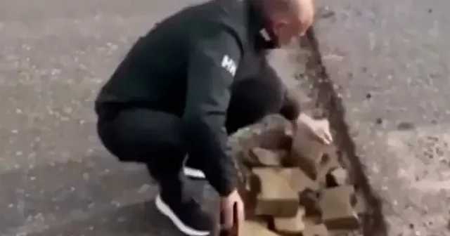 İzmir Karabağlar’da vatandaş kendi yolunu kendi yaptı: Bagajında getirdiği taşlarla yoldaki çukuru kapattı VİDEO İZLE