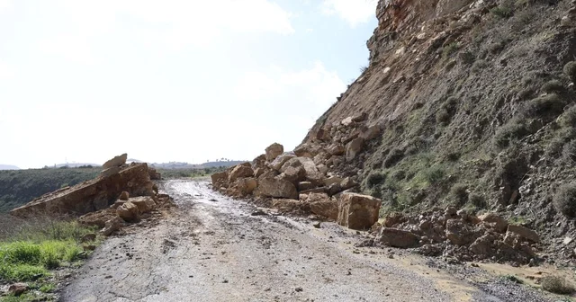 Antalya da heyelan nedeniyle kapanan yollar çalışmaların ardından ulaşıma açıldı Antalya Haberleri
