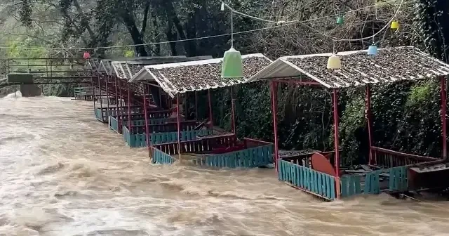 Alanya’da sağanak kabusu: Oba Çayı taştı çardaklar sulara gömüldü VİDEO İZLE
