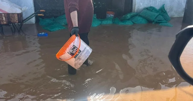 Manisa da nehir taştı, mahsur kalan vatandaşlar traktörlerle kurtarıldı Manisa Haberleri