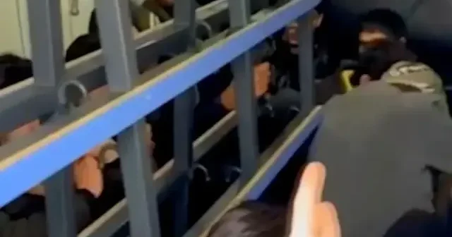 Sakarya’da kamyonette 20 düzensiz göçmen yakalandı VİDEO İZLE