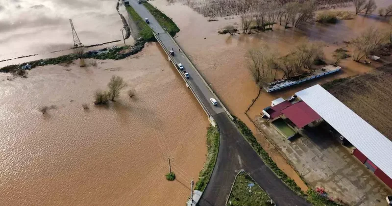 Salihli’de sel felaketi: Köprü yıkıldı, nehir taştı, yollar kapandı