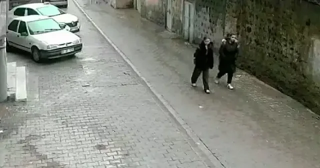 Şanlıurfa da duvar çöktü: İki kız saniyelerle kurtuldu VİDEO İZLE