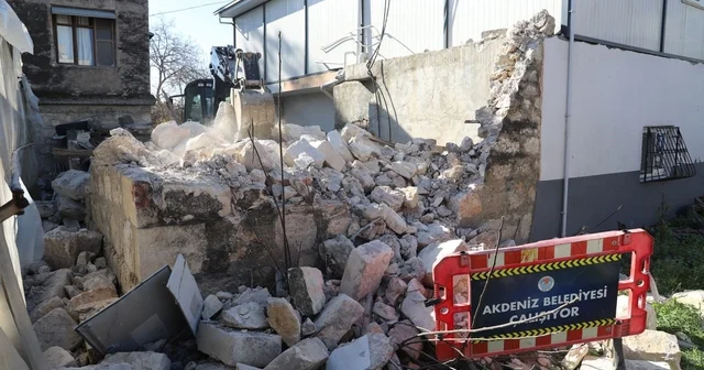 Metruk yapı kontrollü şekilde yıkıldı Mersin Haberleri