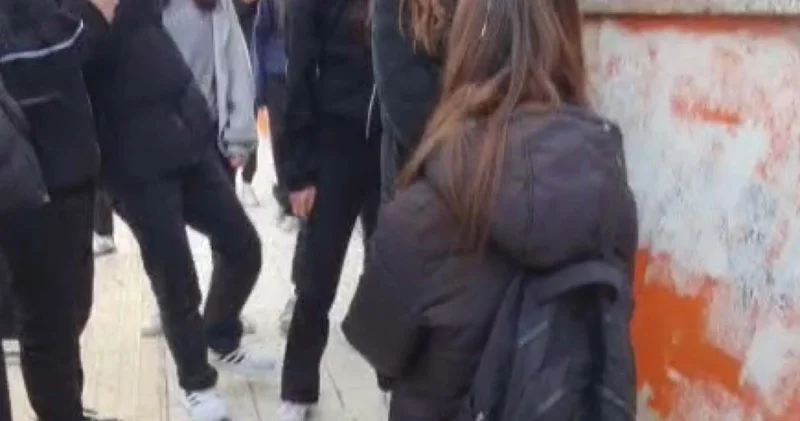 Dövdükleri kıza diz çöktürüp özür dilettiler! Akran zorbalığında son nokta