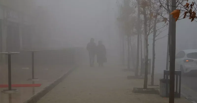 Öğlen saatinde hava bir anda karardı, kimse birbirini göremedi