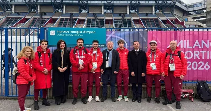 Bakan Bak İtalya’da milli sporcuları ziyaret etti