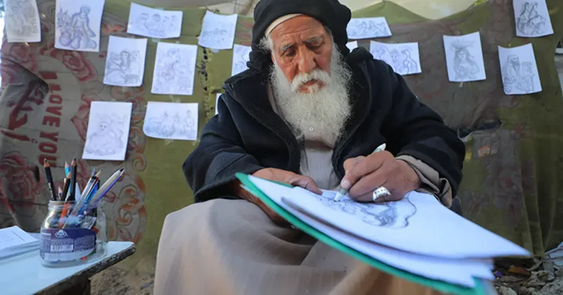 İsrail saldırılarında 3 oğlunu kaybeden 80 yaşındaki Gazzeli ressam, acısını sanata yansıtıyor