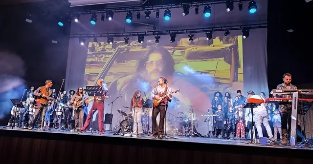 Kocaeli de öğrenciler Barış Manço şarkılarıyla yarıştı Her Zamanın Barış Abisi yarışmasında 300 öğrenci hünerlerini sergiledi Kocaeli Haberleri