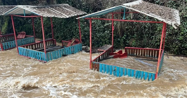 Alanya da çay taştı: İşletmelere ait çardaklar sular altında kaldı Mehmet Duvarcı: 15 senedir Alanya dayım, ilk defa bu kadar suyun aktığını gördüm Antalya Haberleri