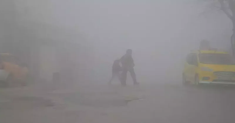 Şehir sise gömüldü: Görüş mesafesi 10 metre! Kimse birbirini göremiyor