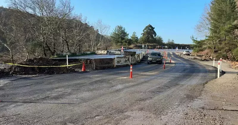Sağanak nedeniyle çöken yol, kısmi olarak trafiğe açıldı