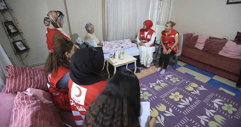 Türk Kızılay, yaşlı bireyler için destek çalışmalarını sürdürüyor