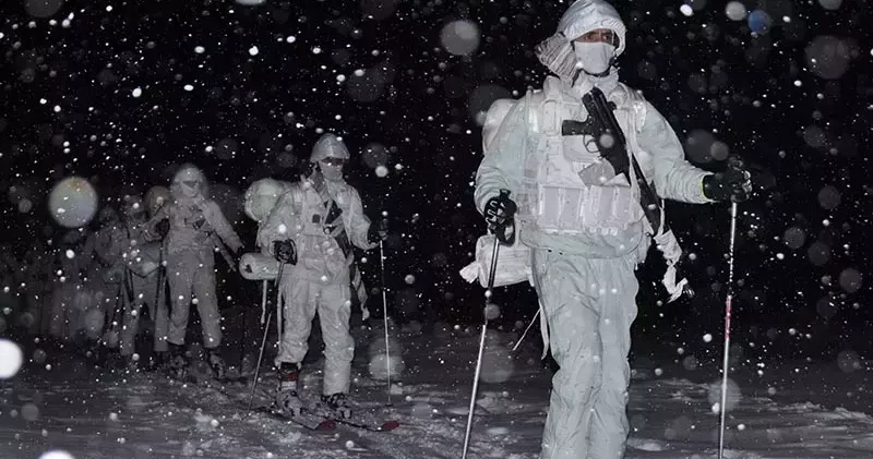 Mehmetçiğe derin karda muharebe ve çığda arama kurtarma kursu verildi