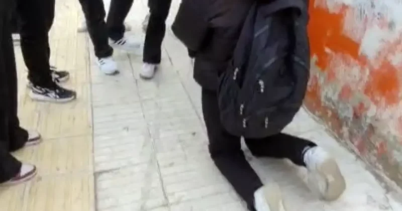 13 yaşındaki kız çocuğuna diz çöktürüp özür dilettiler