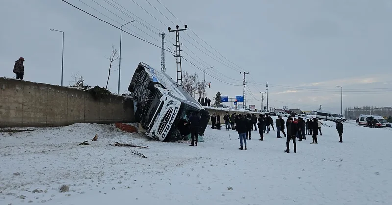 Ağrı da otobüs devrildi: 16 yaralı