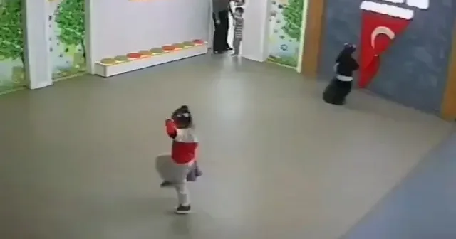 Anaokulundaki miniklerin bayrak hassasiyeti kamerada VİDEO İZLE