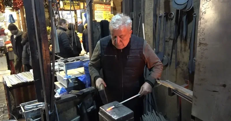 Ateş başında 60 yıldır demir dövüyor