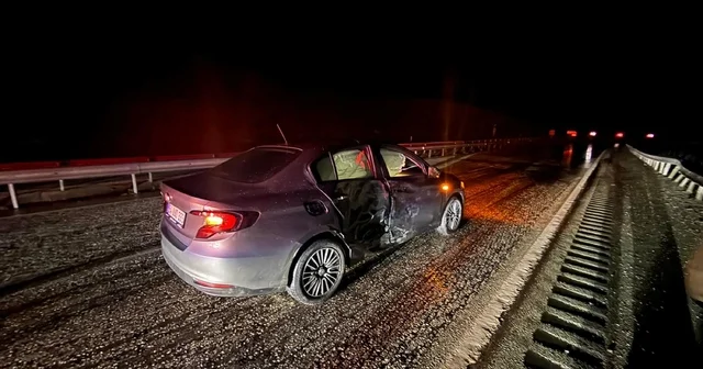 Manisa da kaza yapan otomobile başka bir otomobil çarptı; 2 yaralı Manisa Haberleri