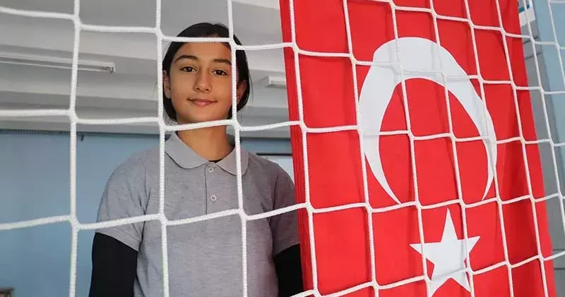 Diyarbakır’da bayrak hassasiyeti ile gündeme gelen Kübra: Sevgiyle düzelttim