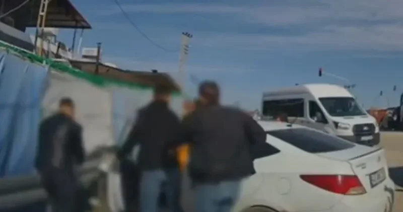 Durdurulan 2 otomobilde 10 kaçak göçmen yakalandı! 2 göçmen kaçakçısı tutuklandı