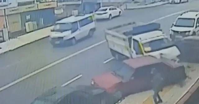 Çorum da kamyonetin park halindeki araçlara çarptığı kaza güvenlik kamerasında VİDEO İZLE