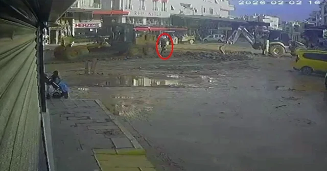 Antalya da iş makinesinin belediye çalışanına çarpma anı kamerada Yaralanan çalışanın hayati tehlikesinin bulunmadığı öğrenildi Antalya Haberleri