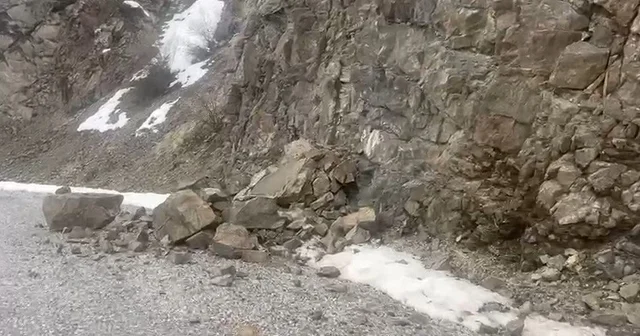 Erzincan daki 4,9 luk depremin merkez üssünden yeni görüntüler: Kaya parçaları yola böyle düştü Erzincan Haberleri