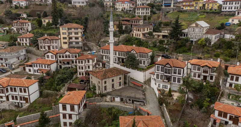 Trabzon daki Orta Mahalle ziyaretçilerini tarihi güzellikleri keşfe çıkarıyor