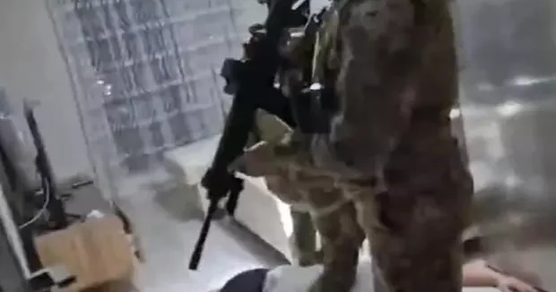 Kocaeli haberleri Kaçırdıkları kişinin refakatçisi oldular! Kocaeli de film gibi olay 07 Şubat 2026