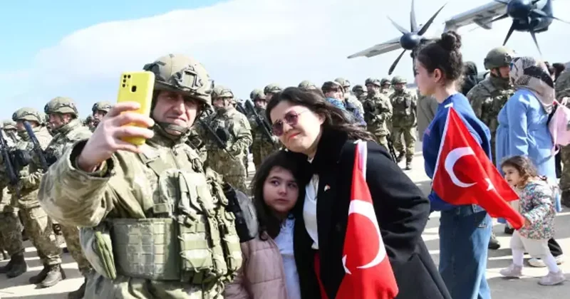 Almanya da NATO tatbikatına katılacak Mehmetçikleri, aileleri uğurladı