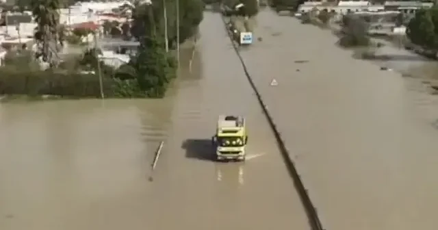 İspanya’da şiddetli yağışlarla mücadele ediliyor VİDEO İZLE