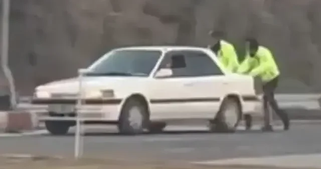 Kütahya da polisten örnek davranış: Yakıtın biten araca koştu VİDEO İZLE