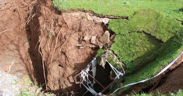 Eski su kuyusunun olduğu yol çöktü obruk oluştu Yağışlar sonrasında yol çöktü 20 metre çukur oluştu Aydın Haberleri