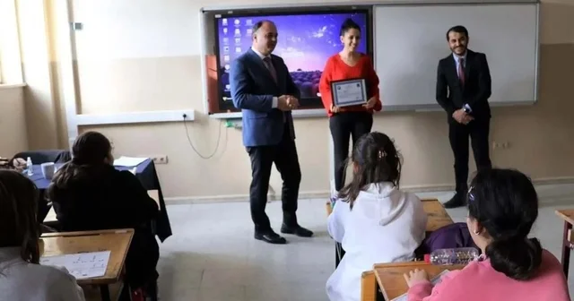 Sinop ta öğrenciler için gönüllü çalışan öğretmen ödüllendirildi Sinop Haberleri