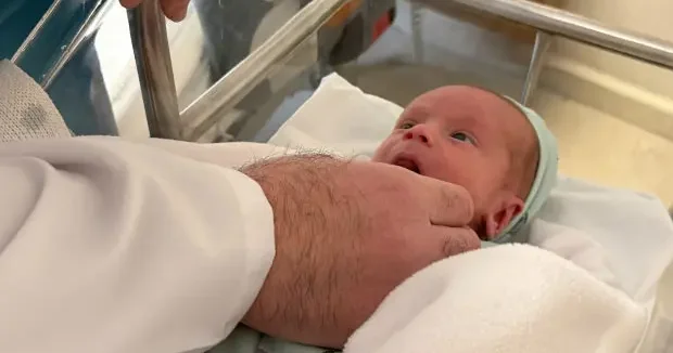 Diyarbakır haberleri Milyonda bir görülüyor! Diyarbakır da doktorlar bebek için zamanla yarıştı 07 Şubat 2026