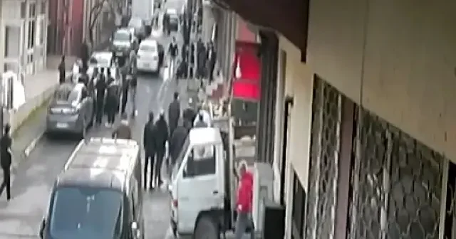 Tekme tokat başladı silahlar konuştu: Sancaktepe de iki grup arasında çatışma anı kamerada VİDEO İZLE