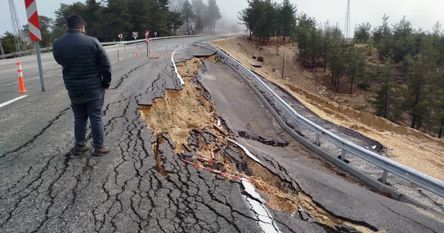 Mersin de şiddetli yağışta yolda 2 metrelik çukur oluştu Mersin Haberleri