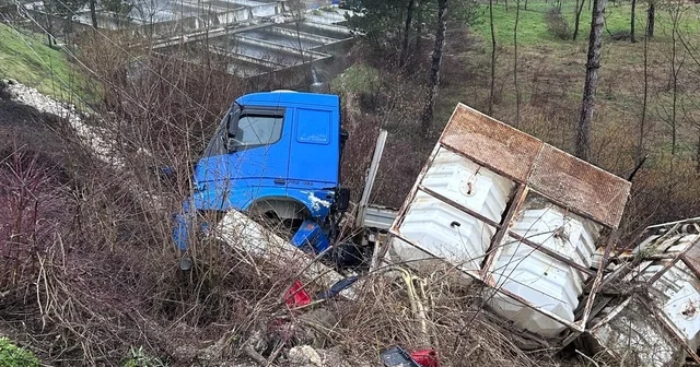 Bolu da tır şarampole devrildi, elektrik direği zarar gördü Bolu Haberleri