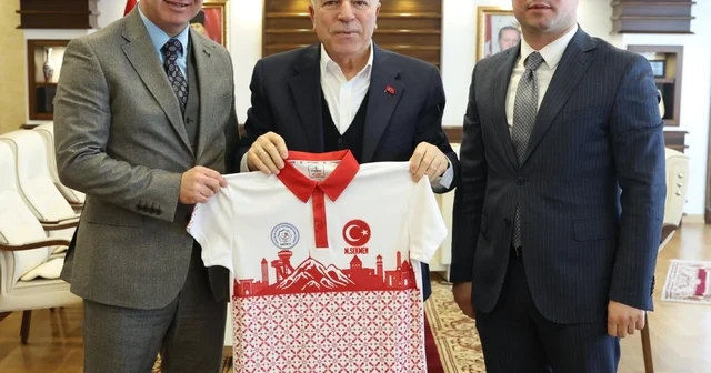 Başkan Sekmen e Erzurum temalı forma Erzurum Haberleri