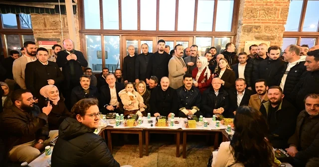 Tarihi Abdal Meydanı nda binler sahur sofrasında buluştu: Varank tan birlik mesajı AK Parti Bursa Milletvekili Mustafa Varank, tarihi Abdal Meydanı nda vatandaşlarla sahur yaptı: Ateş çemberindeyiz, bir olmalıyız Bursa Haberleri