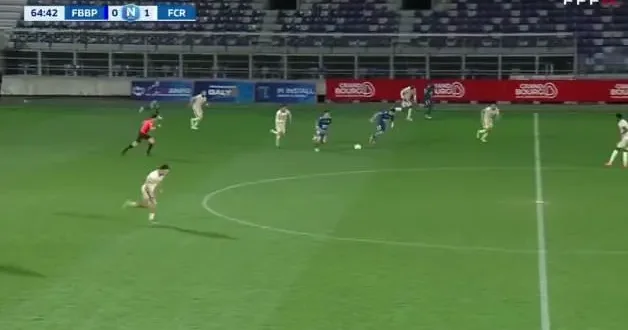 Orta sahanın gerisinden akıl dolu gol! Spiker anlatırken kendinden geçti